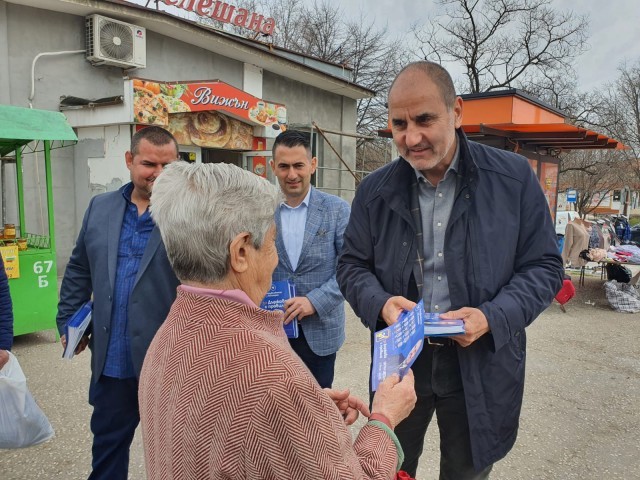 Жители на Полски Тръмбеш и Свищов към Цветанов: Няма работа, децата ни бягат, не искаме повече ГЕРБ да управлява, затова разчитаме на вас
