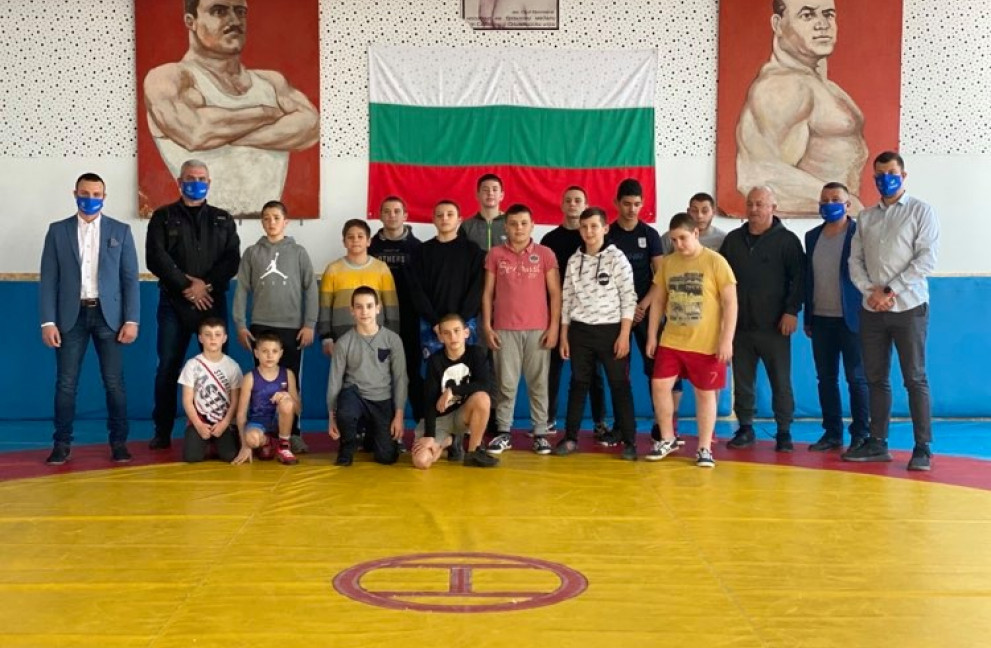 Дарение от Републиканци за България за борците от клуб „Олимпиец“
