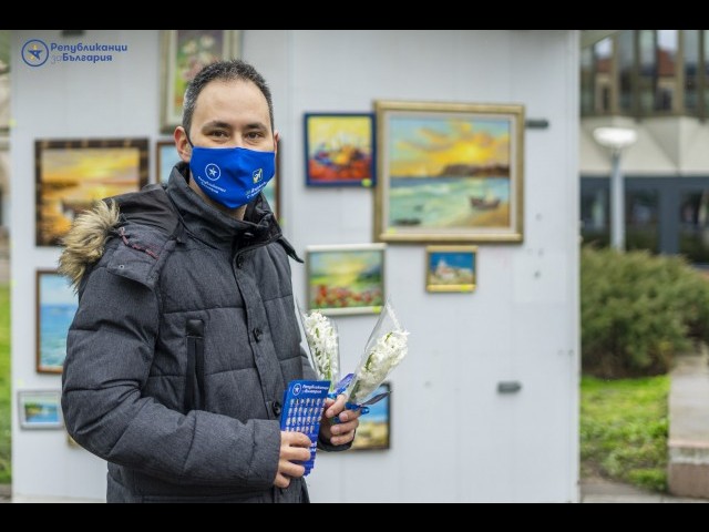 С 2100 пролетни цветя Републиканци за България от Бургас зарадваха жителите на града за 21 март