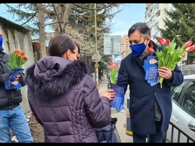 Кандидати за народни представители от 23 МИР София дариха с цвете дами и майки на Благовещение