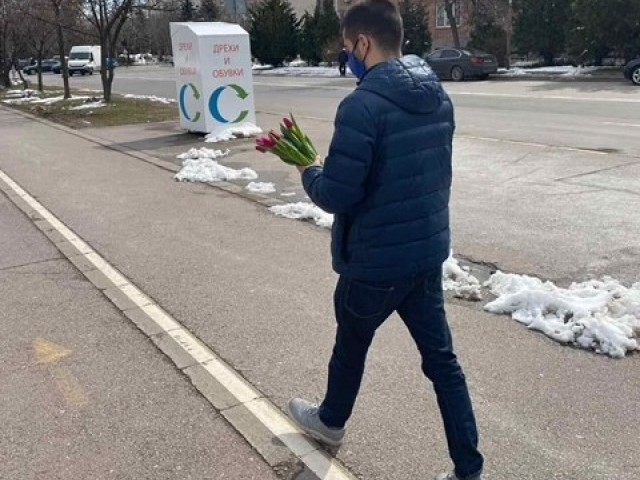 Кандидати за народни представители от 23 МИР София дариха с цвете дами и майки на Благовещение