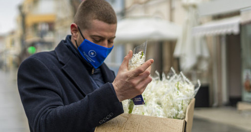 С 2100 пролетни цветя Републиканци за България от Бургас зарадваха жителите на града за 21 март
