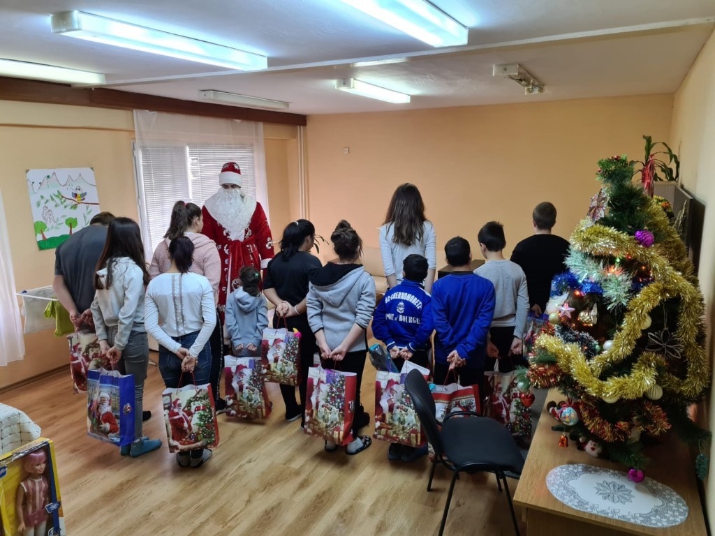 Републиканци за България - Бургас зарадва малки и големи в навечерието на Коледа