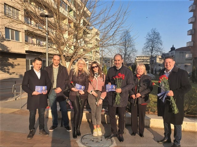 Навръх 8 март, Цветан Цветанов и кандидати от листата на Републиканци за България усмихнаха десетки дами в Горна Оряховица