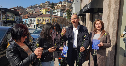Цветан Цветанов и кандидати от листата на Републиканци за България изненадаха стотици великотърновки на 8 март
