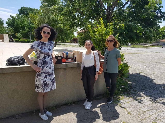 Републиканци за България - Сливен с дарение за библиотеката в село Тополчане