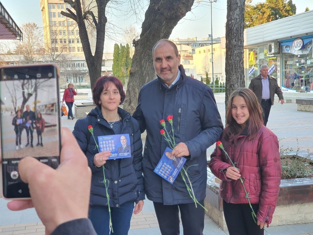 Навръх 8 март, Цветан Цветанов и кандидати от листата на Републиканци за България усмихнаха десетки дами в Горна Оряховица