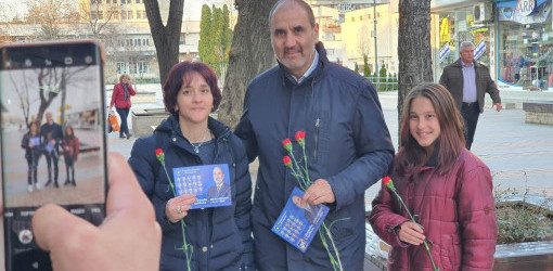 Навръх 8 март, Цветан Цветанов и кандидати от листата на Републиканци за България усмихнаха десетки дами в Горна Оряховица