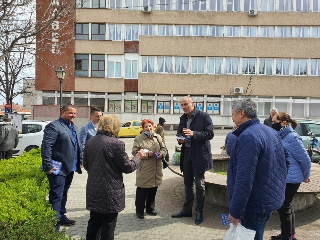 Жители на Полски Тръмбеш и Свищов към Цветанов: Няма работа, децата ни бягат, не искаме повече ГЕРБ да управлява, затова разчитаме на вас