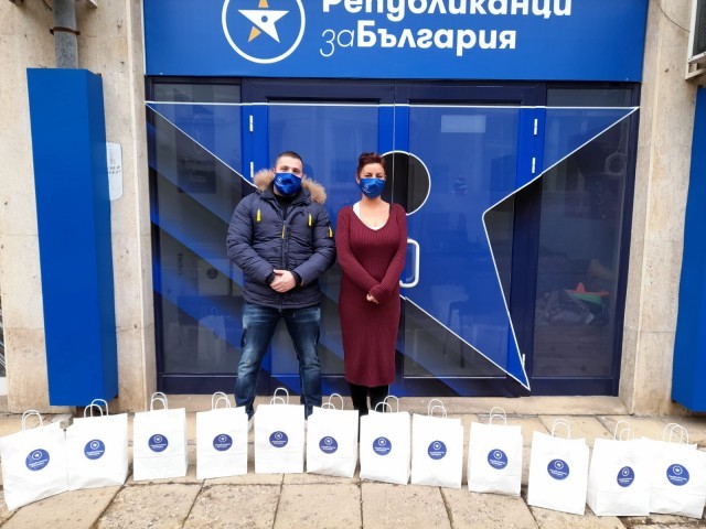 ПП „Републиканци за България“ - Кюстендил зарадва над 60 деца в неравностойно положение преди Коледа