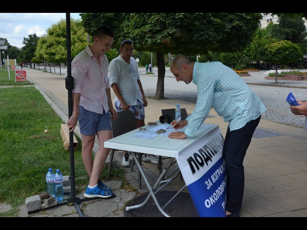 Цветан Цветанов се включи в подписката за изграждането на околовръстен път на Кърджали