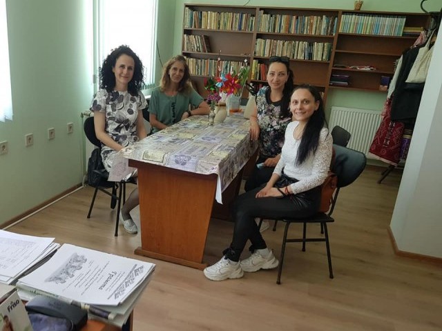 Републиканци за България - Сливен с дарение за библиотеката в село Тополчане