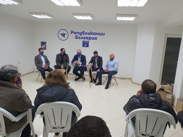 Републиканци за България пред жители на кв. „Чолаковци“: Работим за достъпна в реално време информация за чистота на въздуха