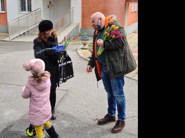 Кандидати за народни представители от 23 МИР София дариха с цвете дами и майки на Благовещение
