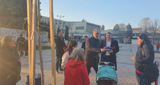 Навръх 8 март, Цветан Цветанов и кандидати от листата на Републиканци за България усмихнаха десетки дами в Горна Оряховица