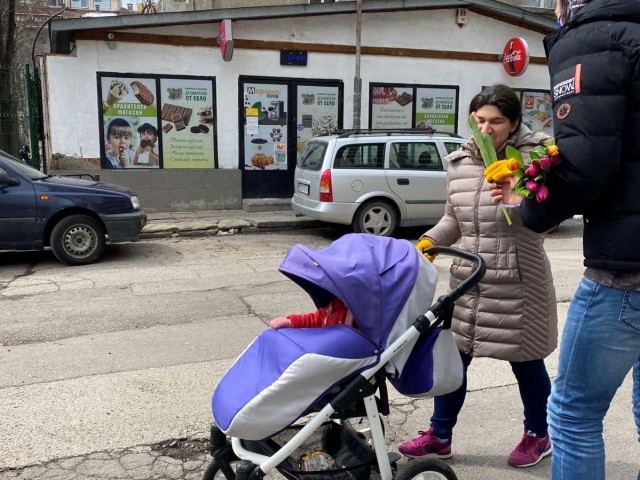 Кандидати за народни представители от 23 МИР София дариха с цвете дами и майки на Благовещение