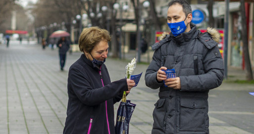 С 2100 пролетни цветя Републиканци за България от Бургас зарадваха жителите на града за 21 март