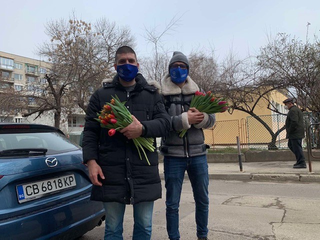 Кандидати за народни представители от 23 МИР София дариха с цвете дами и майки на Благовещение