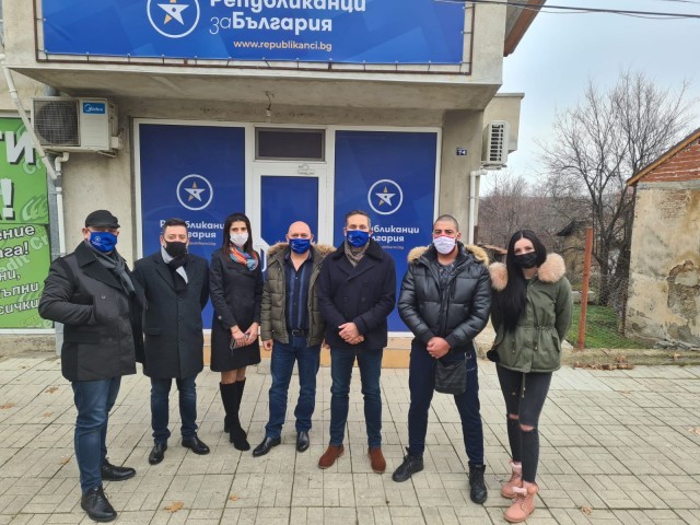 Републиканци за България - Бургас зарадва малки и големи в навечерието на Коледа