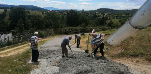Републиканци за България ремонтираха общински път в Кърджалийско