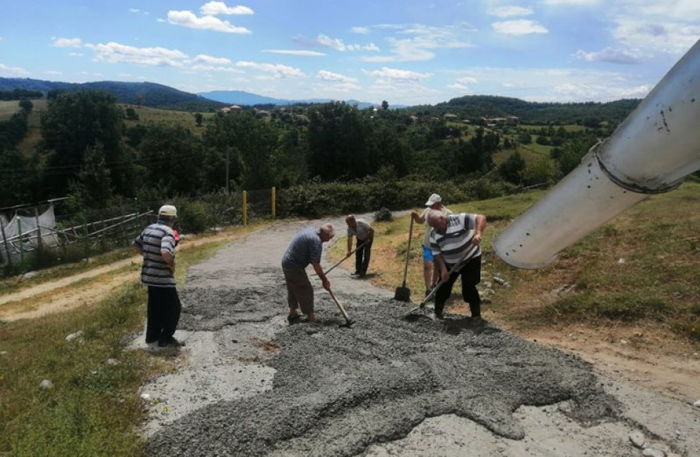 Републиканци за България ремонтираха общински път в Кърджалийско