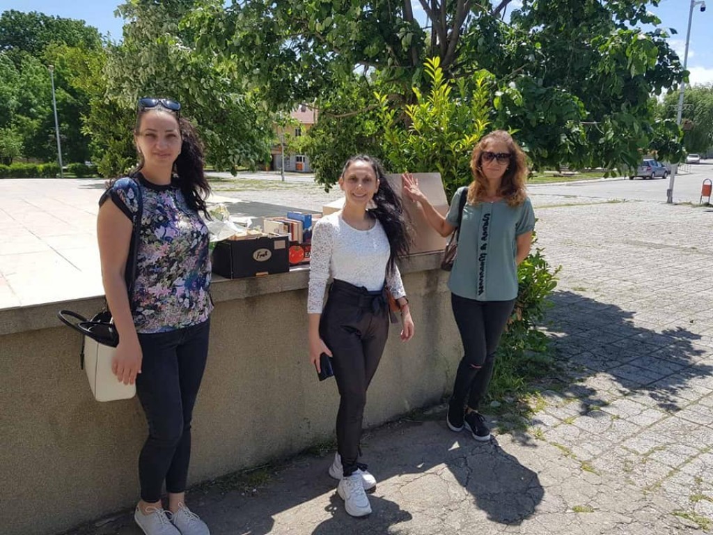 Републиканци за България - Сливен с дарение за библиотеката в село Тополчане