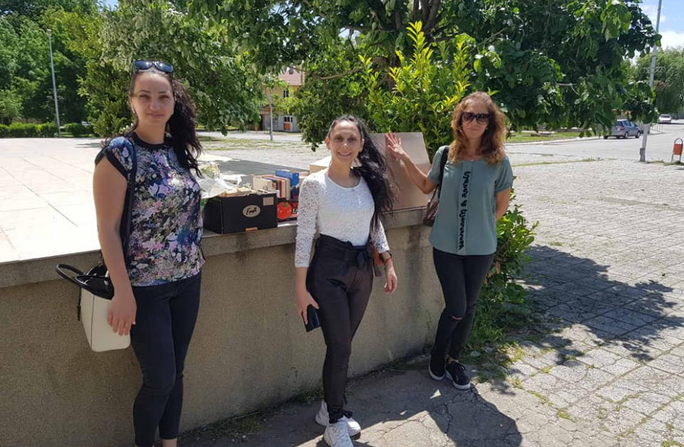 Републиканци за България - Сливен с дарение за библиотеката в село Тополчане